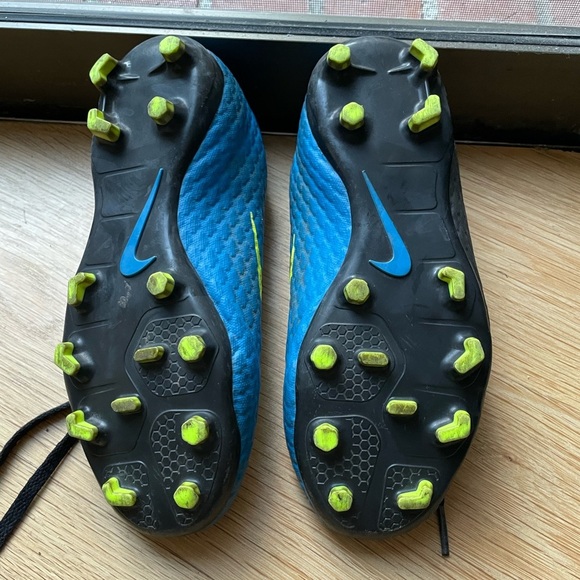 Nike soccer cleats - Picture 2 of 4